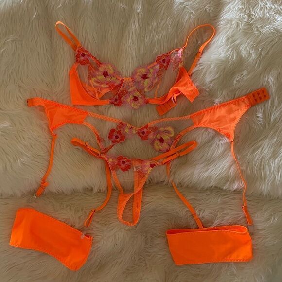 Orange lingerie set - Picture 2 of 3